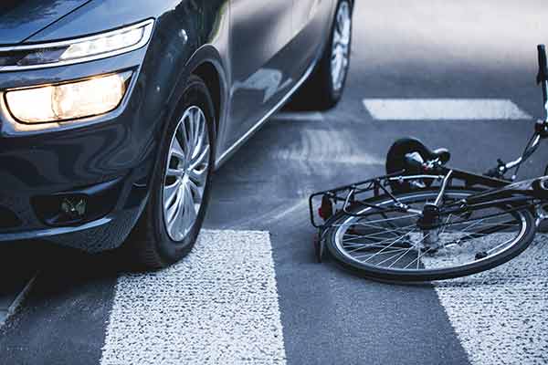 un auto negro atropelló a un ciclista en houston