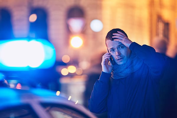 hombre llamando a la policía después de un accidente