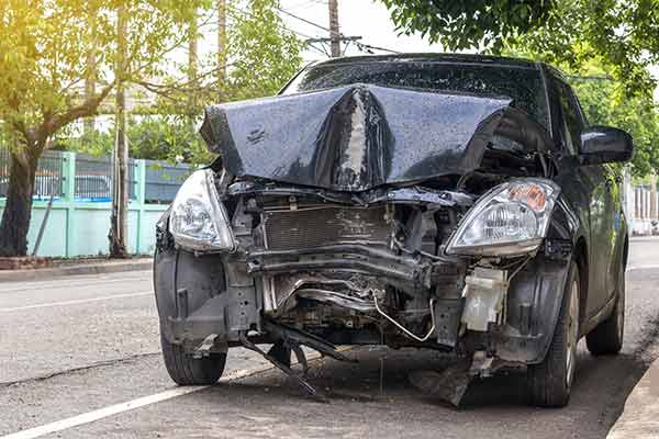 un coche negro tiene daños debido a un accidente en housotn