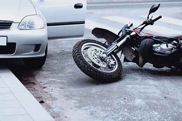 un automóvil choca con una motocicleta en una calle de houston