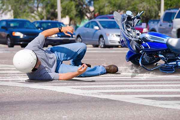 un hombre en houston se cae de su motocicleta en una intersección