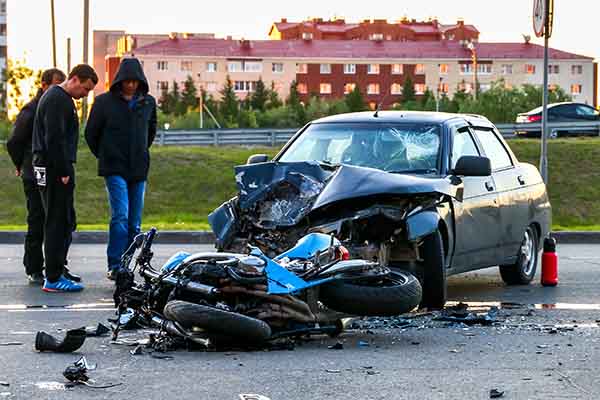 un conductor golpea una motocicleta en un accidente en houston