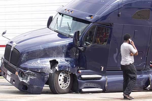 un camión ha estado involucrado en un accidente en houston y el conductor pide ayuda.