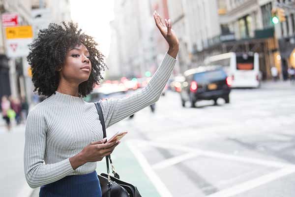 una dama señala a un uber conductor en el centro de houston