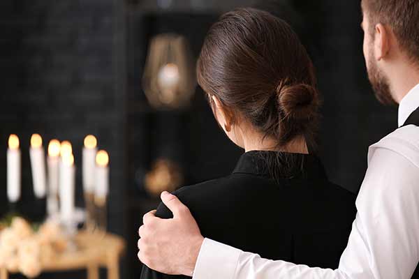 el hombre y la mujer asisten a un funeral