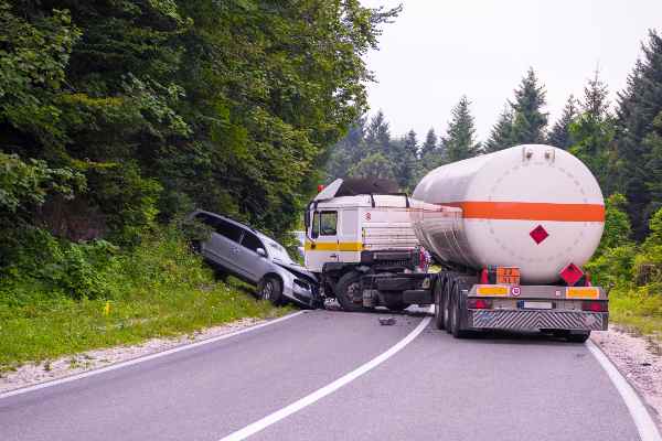 camión grande choca contra automóvil pequeño en una autopista de houston