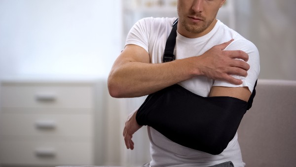 hombre sufre una lesión en el brazo tras un accidente