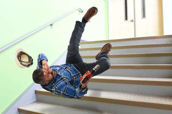 un hombre cae por las escaleras