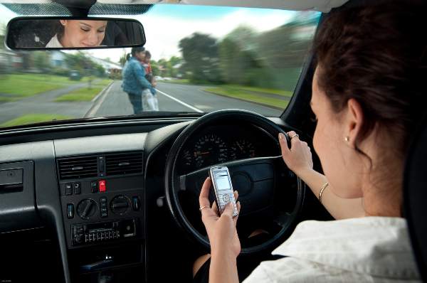  mujeres conduciendo mientras envían mensajes de texto a punto de golpear a personas en la acera