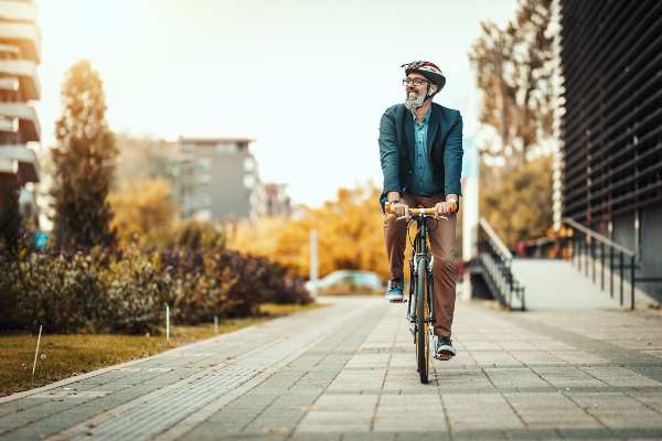 un hombre monta una bicicleta en el parque de houston